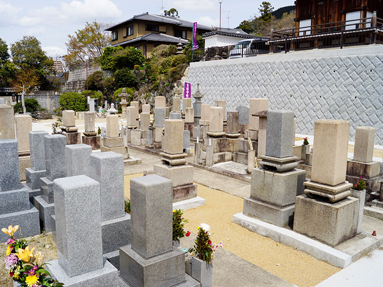 重願寺境内墓地